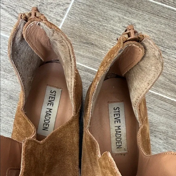 STEVE MADDEN LANCASTER Ankle Booties in Cognac - Picture 3 of 6